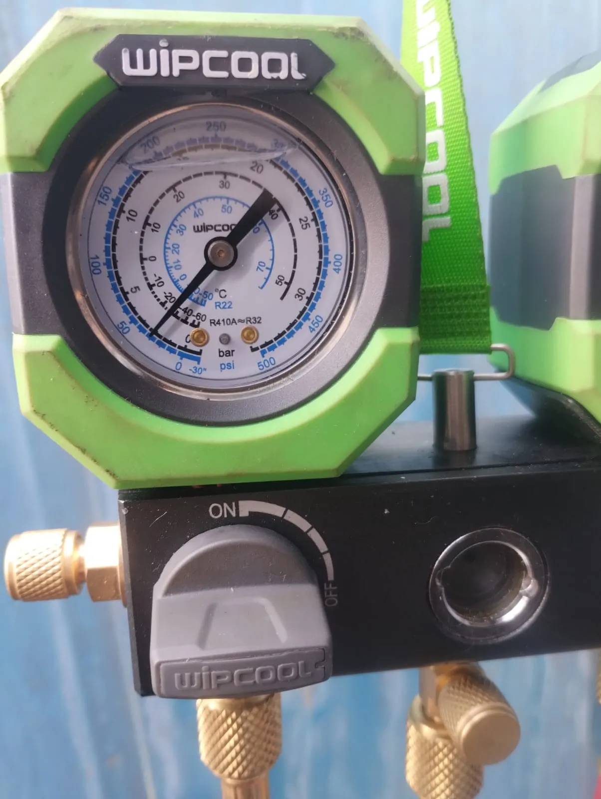 Técnico da Sevem realizando medição com manômetro em manutenção de ar condicionado